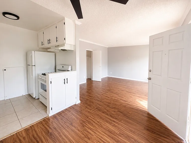 2150 N Beachwood Dr #10 — Photo 1
