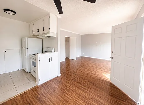 2150 N Beachwood Dr #10 Photo 1