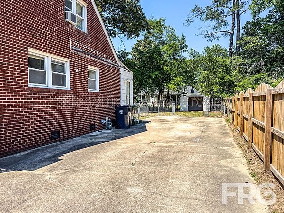 3rd image of 1611 Rose St