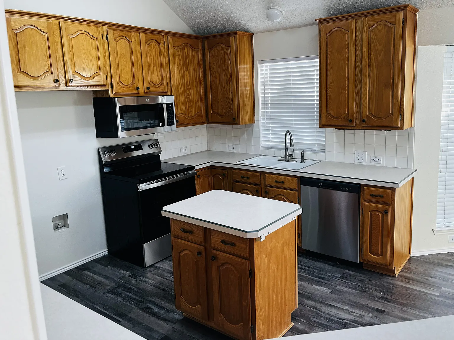 3 bed, 1785 sqft, $2,295 — Photo 2