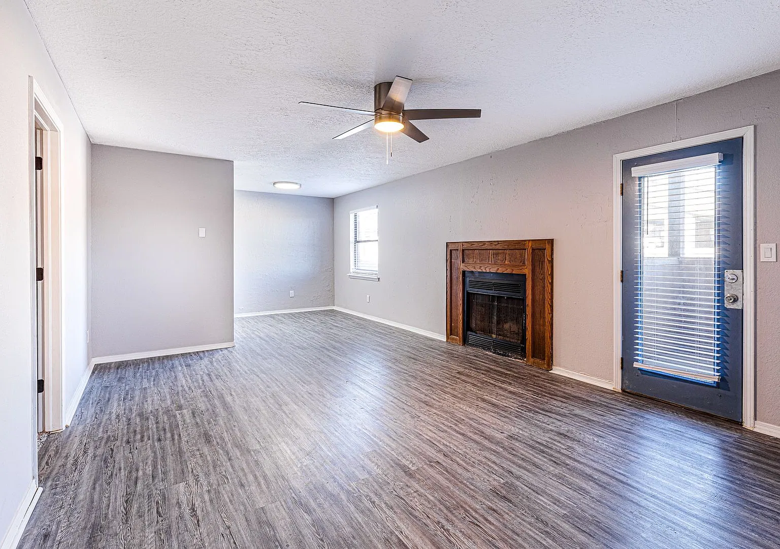 Oversized 1 Bedroom - 1 Bathroom Apartment Home — Photo 1
