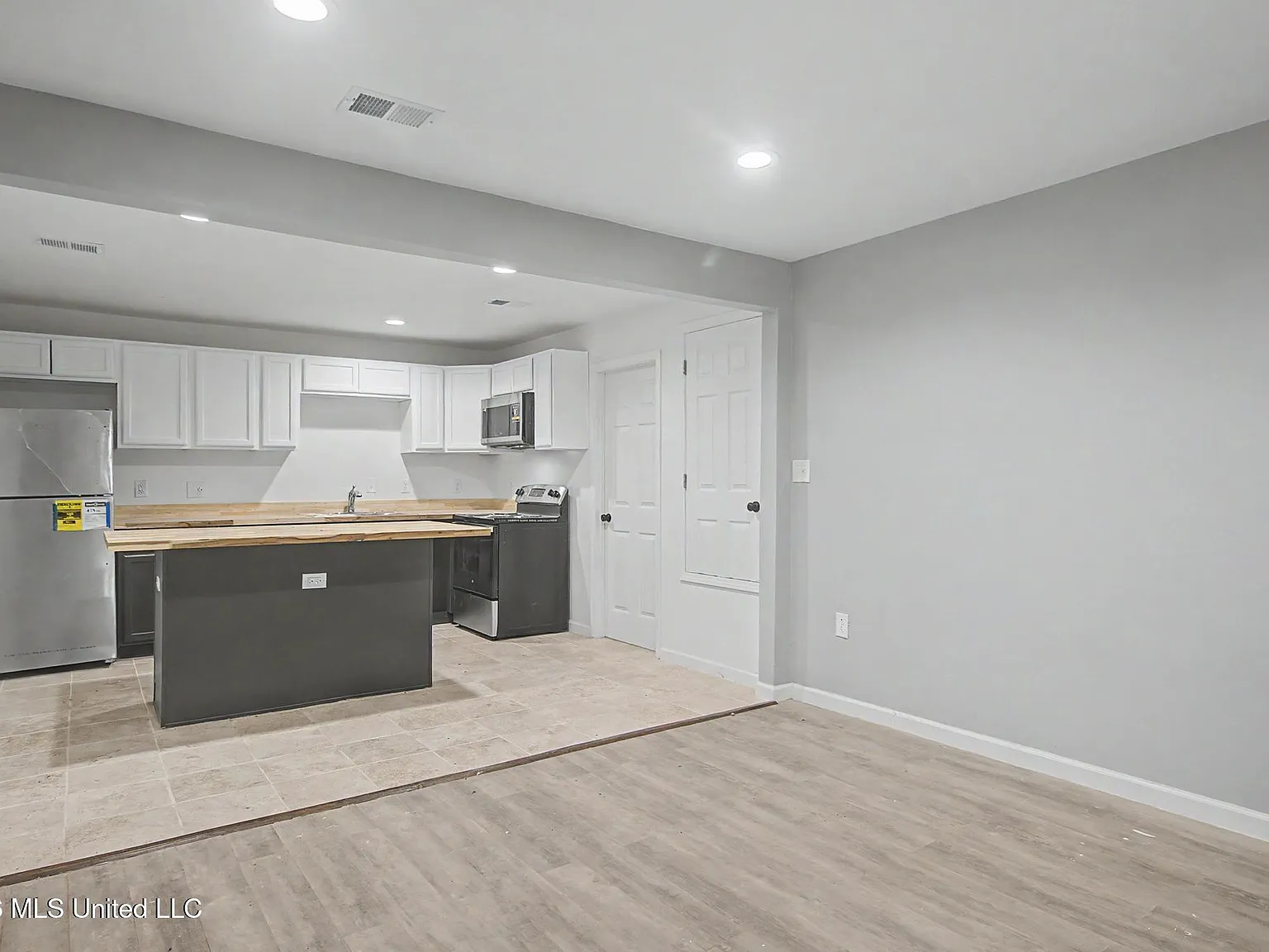 3 bed, 1.0 bath, 900 sqft, $1,550 — Photo 2