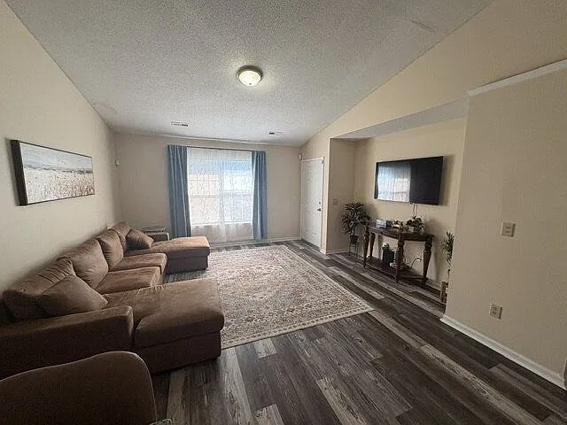 3 bed, 2.0 bath, 1271 sqft, $1,725 — Photo 3