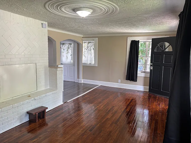 1102 Crawford St — Photo 15