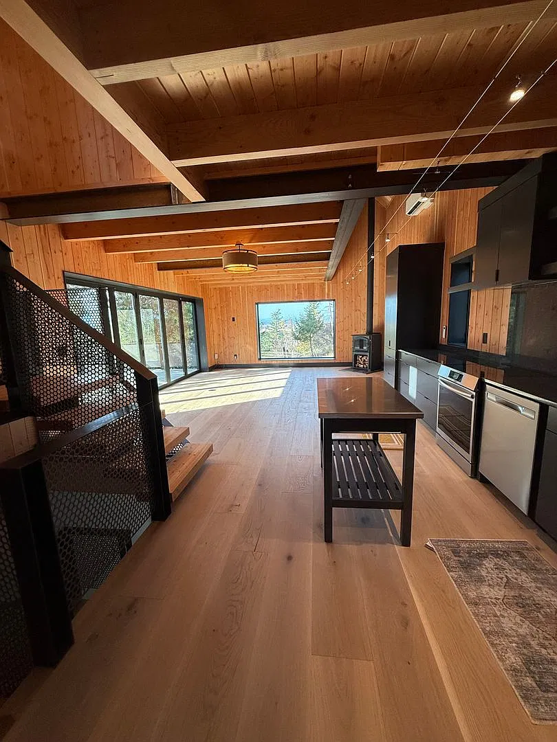2 Bedroom / 2.5 Bathroom Modern Mountain Home! — Photo 1