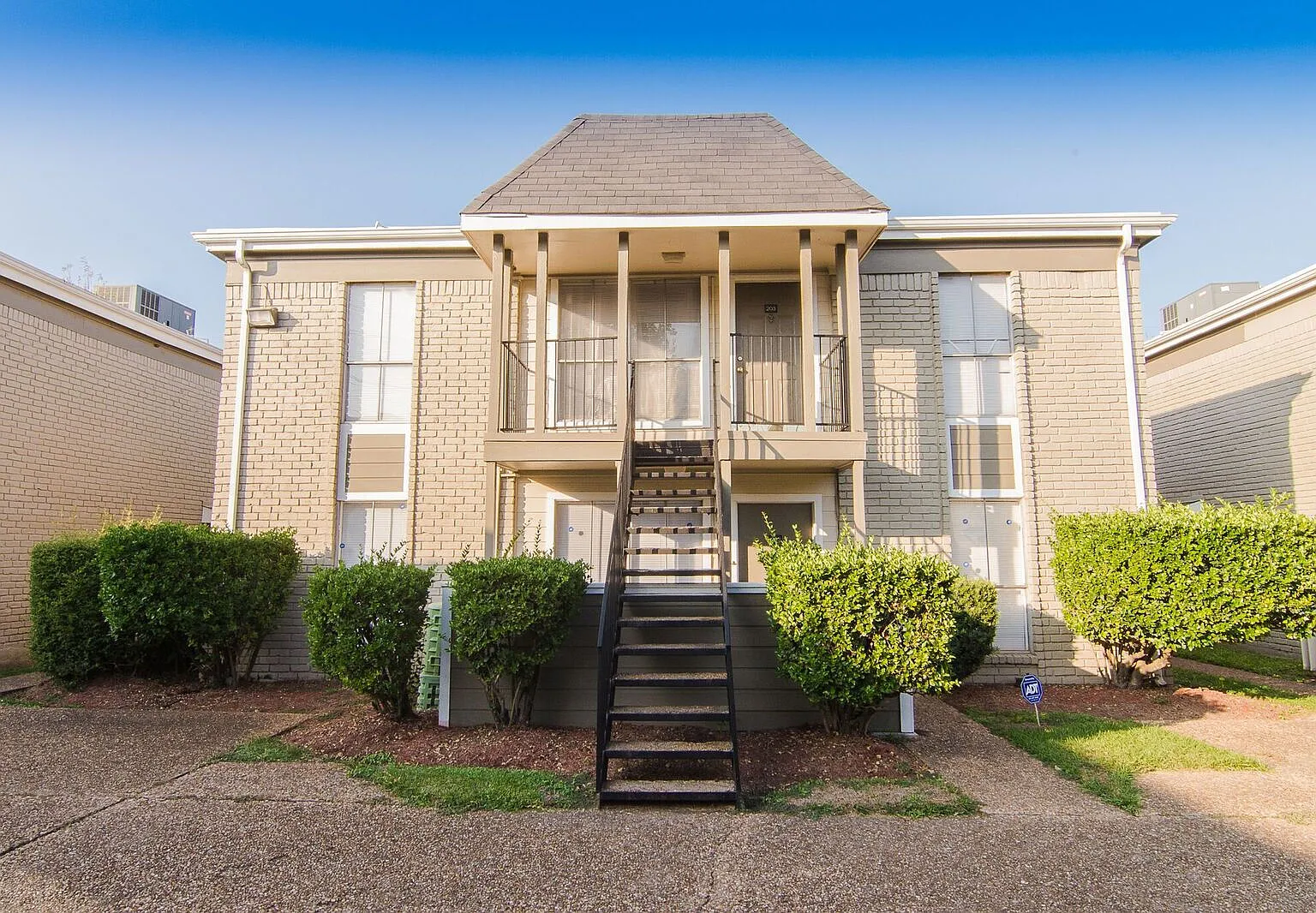 Northlake Manor Apartments — Photo 3