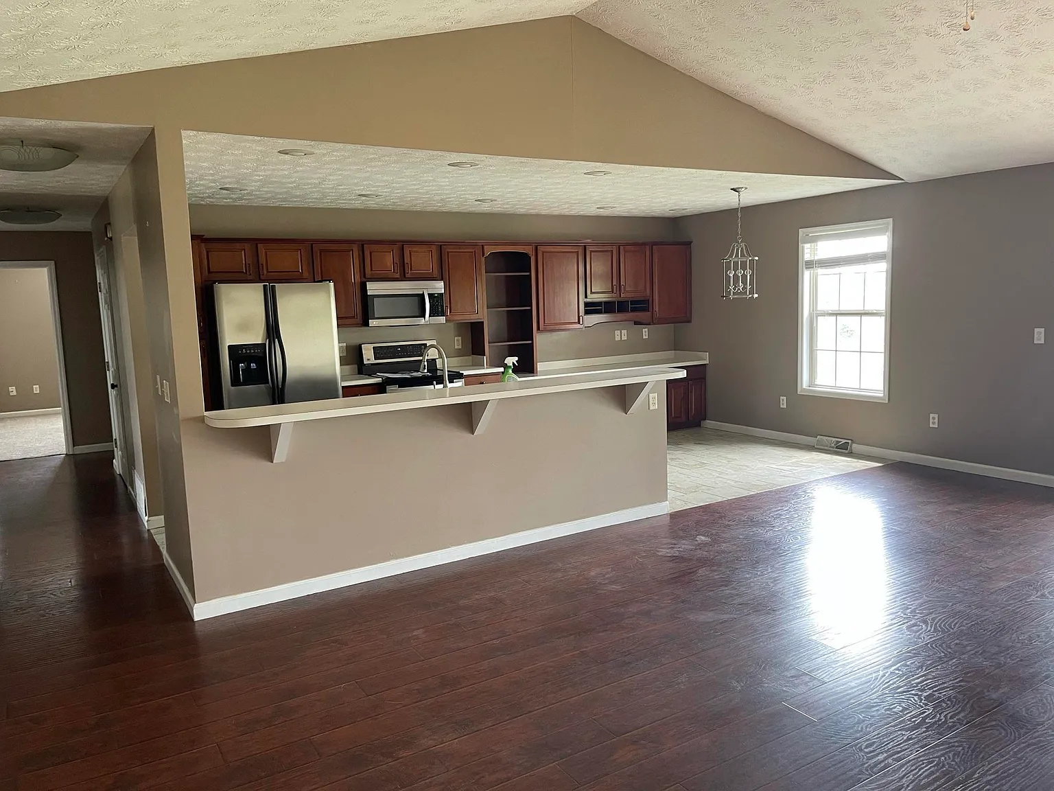 3 bed, 2.0 bath, 1610 sqft, $1,795 — Photo 3