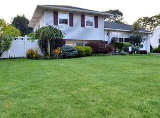 40 Marilynn St, East Islip, NY 11730