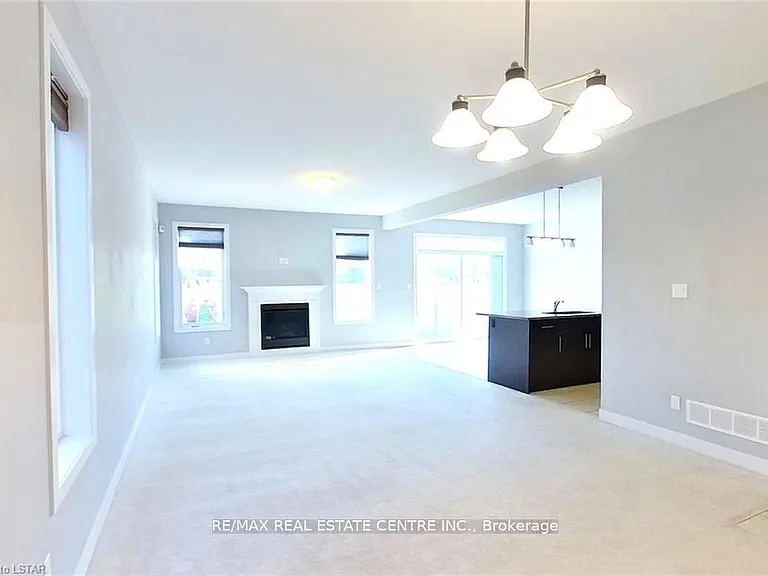 1560 Finley Cres — Photo 4