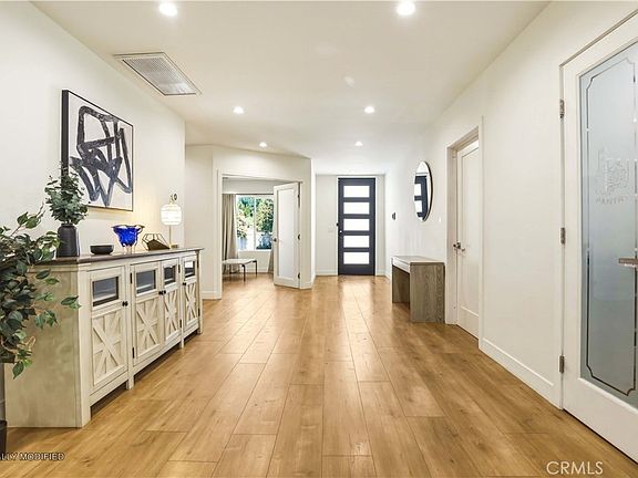 3rd image of 5907 Encino Ave