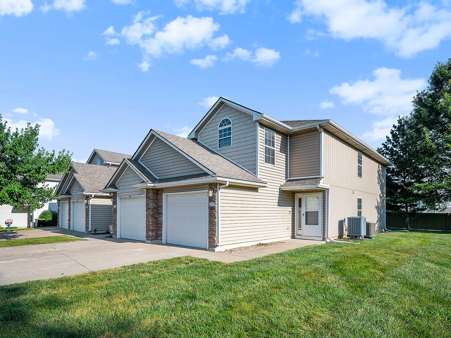 3 bed, 2.5 bath, 1476 sqft, $1,765 — Photo 3