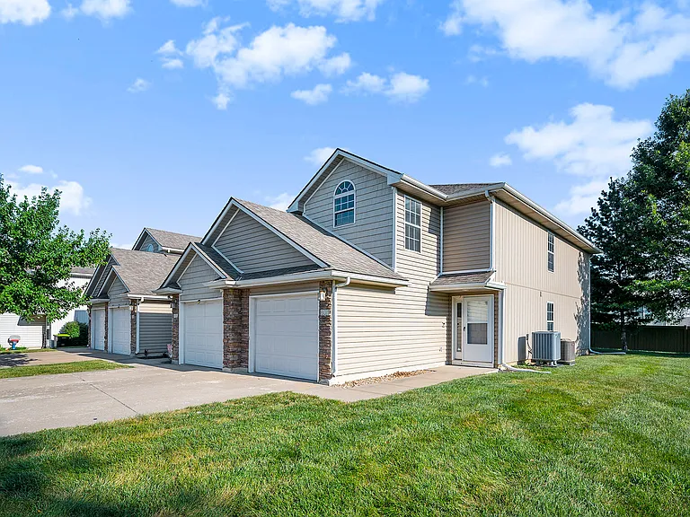 801 SW Peach Tree Ln — Photo 3
