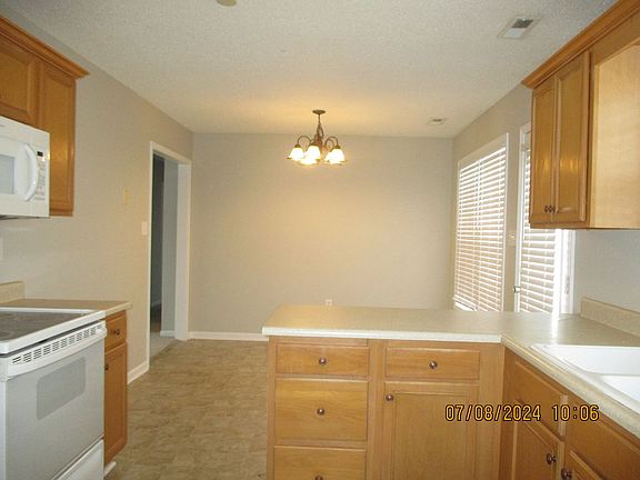 4th image of 615 Sunpointe Dr