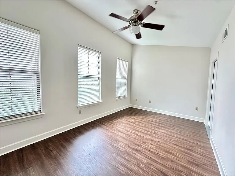 1602 Elgin St #13 — Photo 13