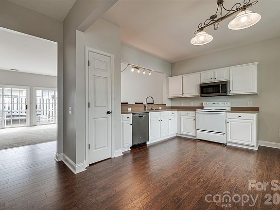 3rd image of 3186 Mannington Dr
