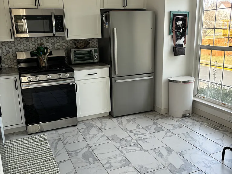 109 Hampshire Sq SW — Photo 3