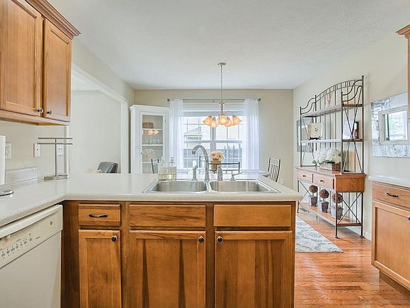 Large kitchen with double sinks, garbage disposal, dishwashe