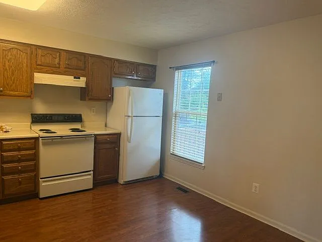 3 bed, 2.5 bath, 1850 sqft, $2,200 — Photo 2