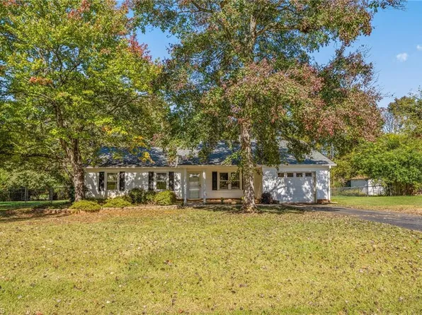 2225 Blue Stone Ln, Winston Salem, NC 27107