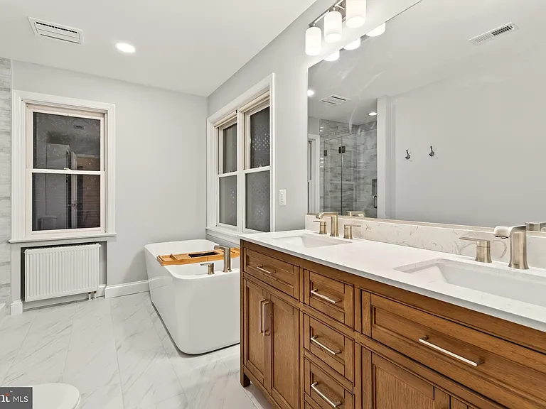 2375 N Vernon St — Photo 45