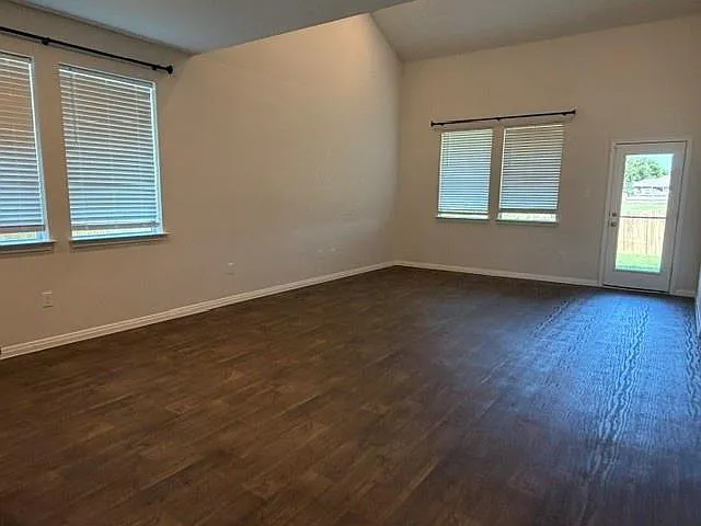 101 Lbj Ln — Photo 5