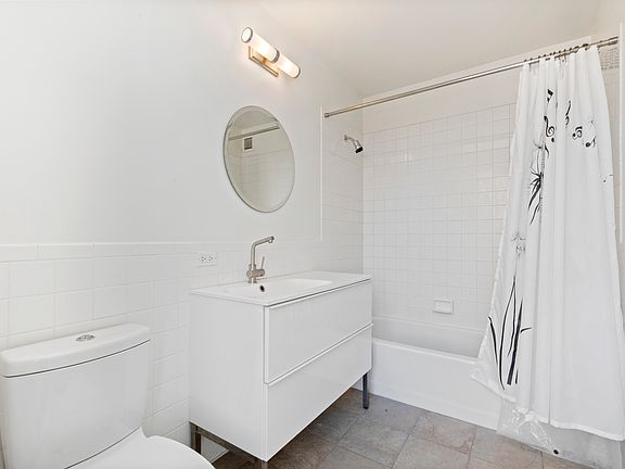 4th image of 111 W 67th St APT 25P