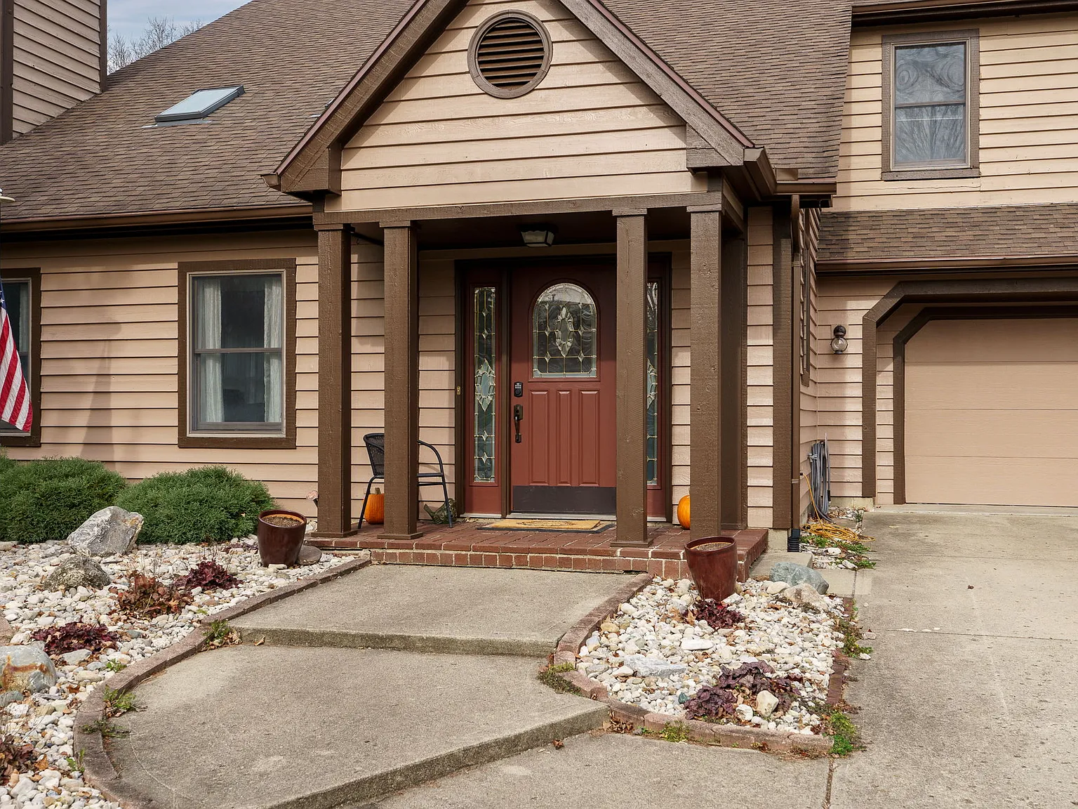 3 bed, 2.5 bath, 2400 sqft, $2,600 — Photo 1