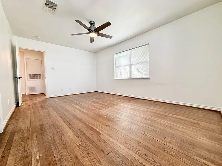 2126 Banks St #2 — Photo 25