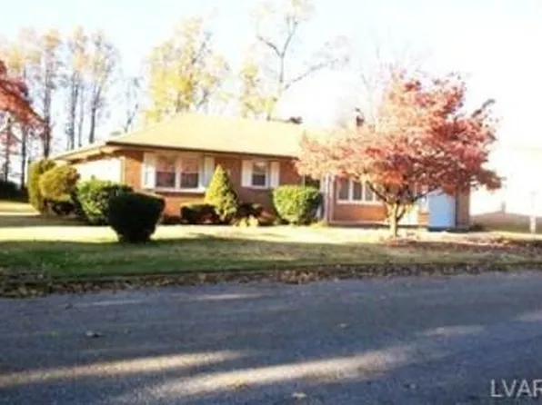 3867 Rosewood Ln, Whitehall, PA 18052