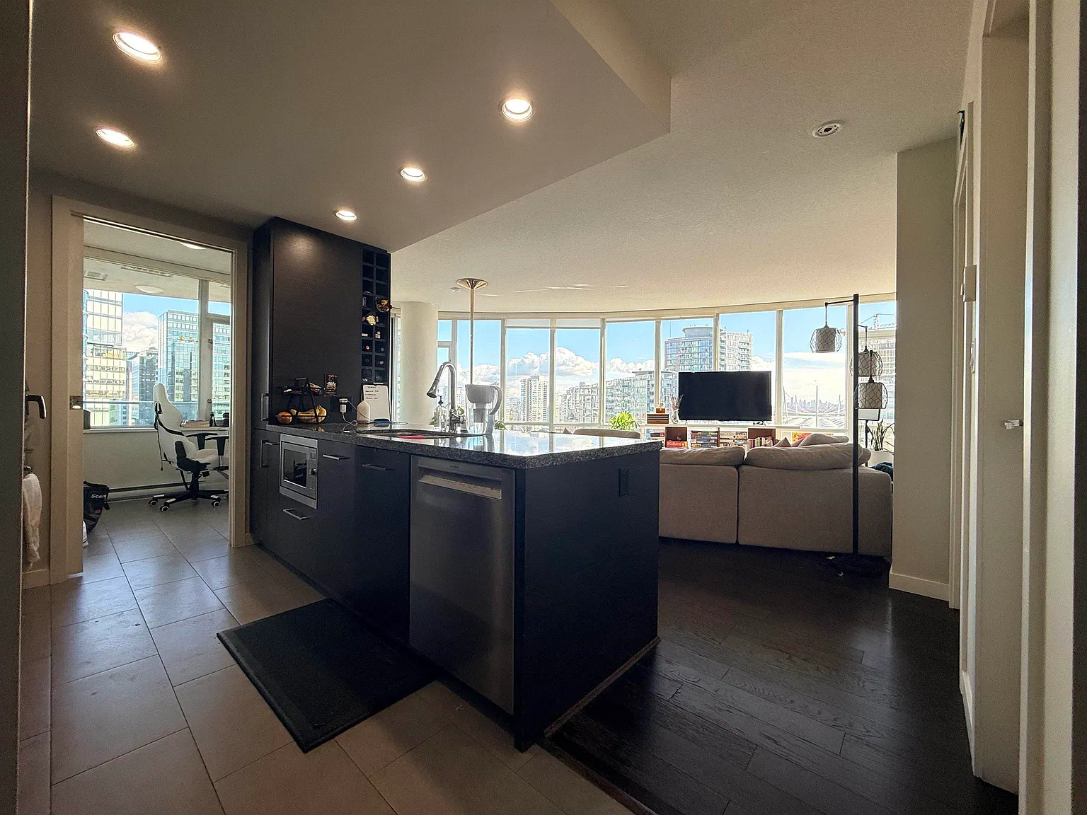 2 bed, 1184 sqft, $4,200 — Photo 3
