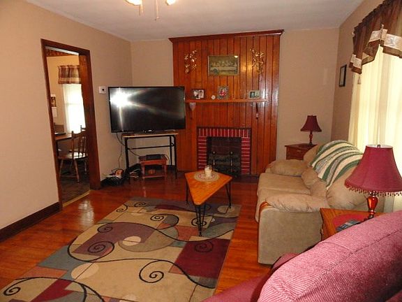 3rd image of 642 Dalton St