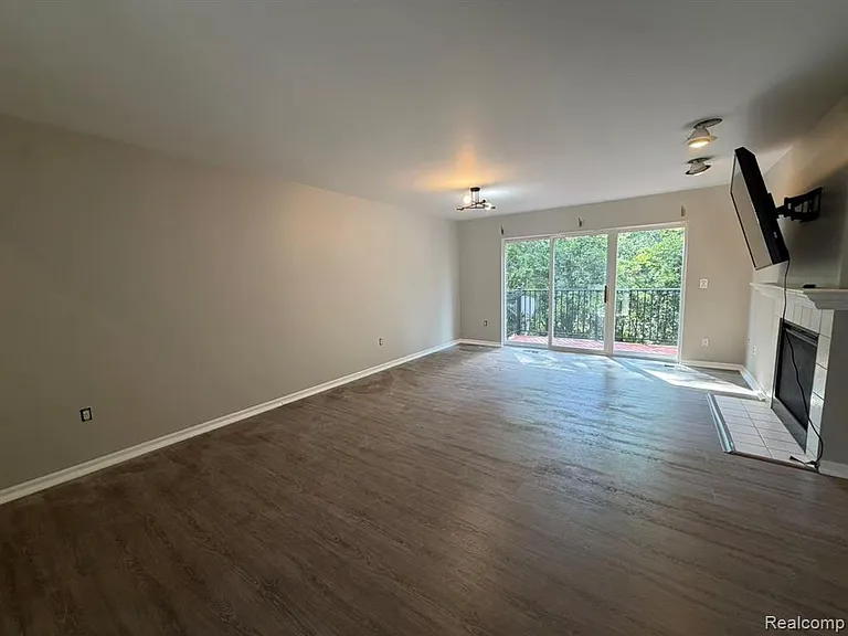 758 Sandalwood Dr — Photo 3
