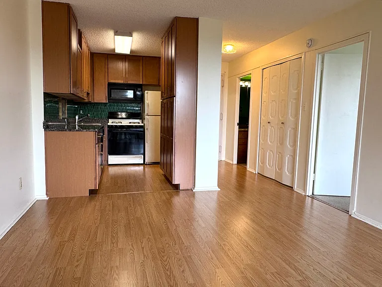 5225 Pooks Hill Rd #606 — Photo 1
