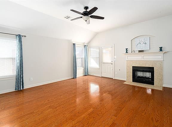5th image of 2919 Holly Ln
