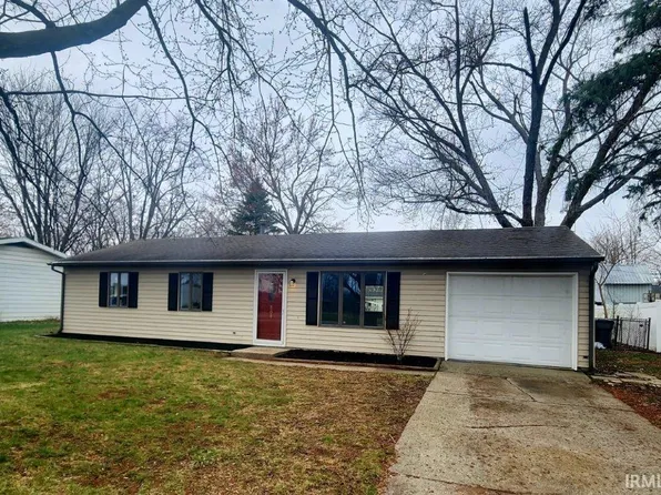 208 E Pickwick Dr, Syracuse, IN 46567