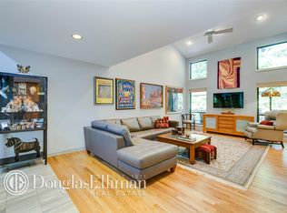 52 Chestnut Ln, Woodbury, NY 11797