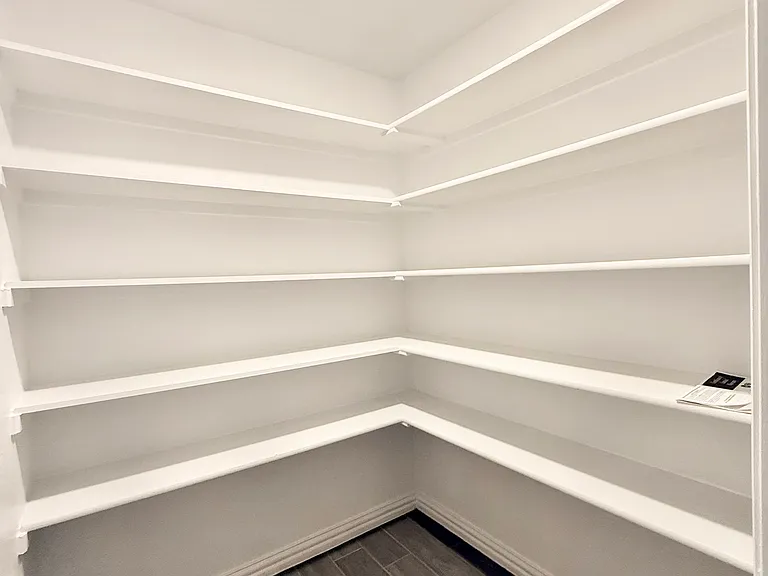 Walk-in-Pantry