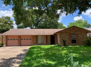 233 Anglewood Ct, Angleton, TX 77515