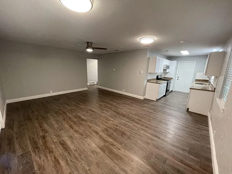 309 NE Murphy Rd — Photo 4