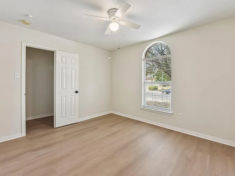 11809 Dunfries Ln — Photo 14