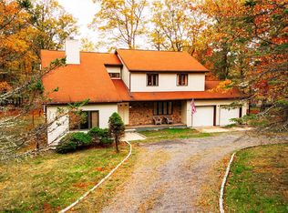 122 Ravenhill Rd, Tamiment, PA 18371