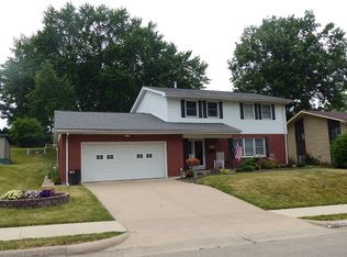 1883 Churchill Dr, Dubuque, IA 52001