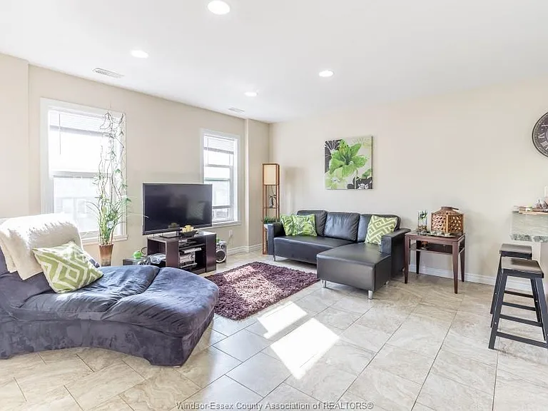 528 Chippawa St #1 — Photo 7
