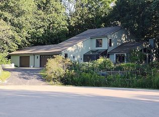 W270N7534 Oakwood Ct, Hartland, WI 53029