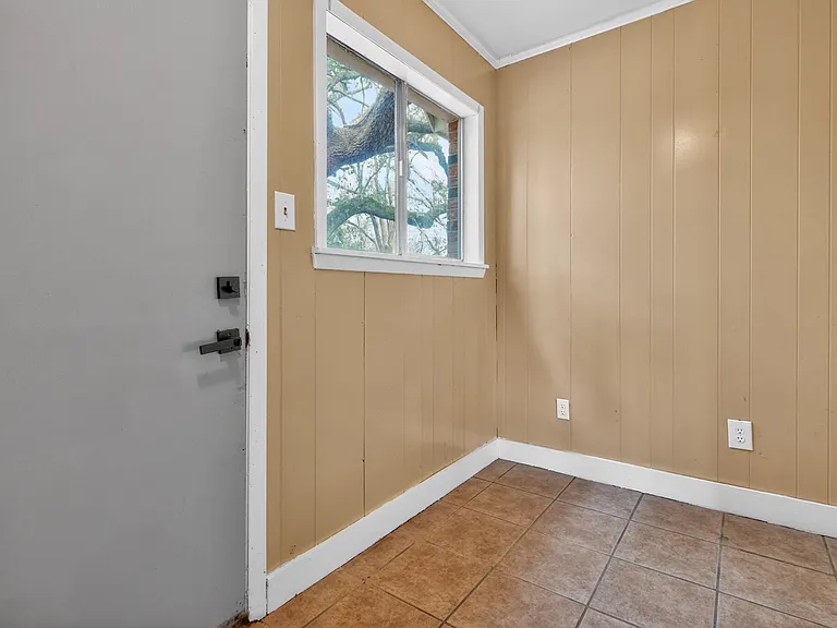 213 Book Ave — Photo 15