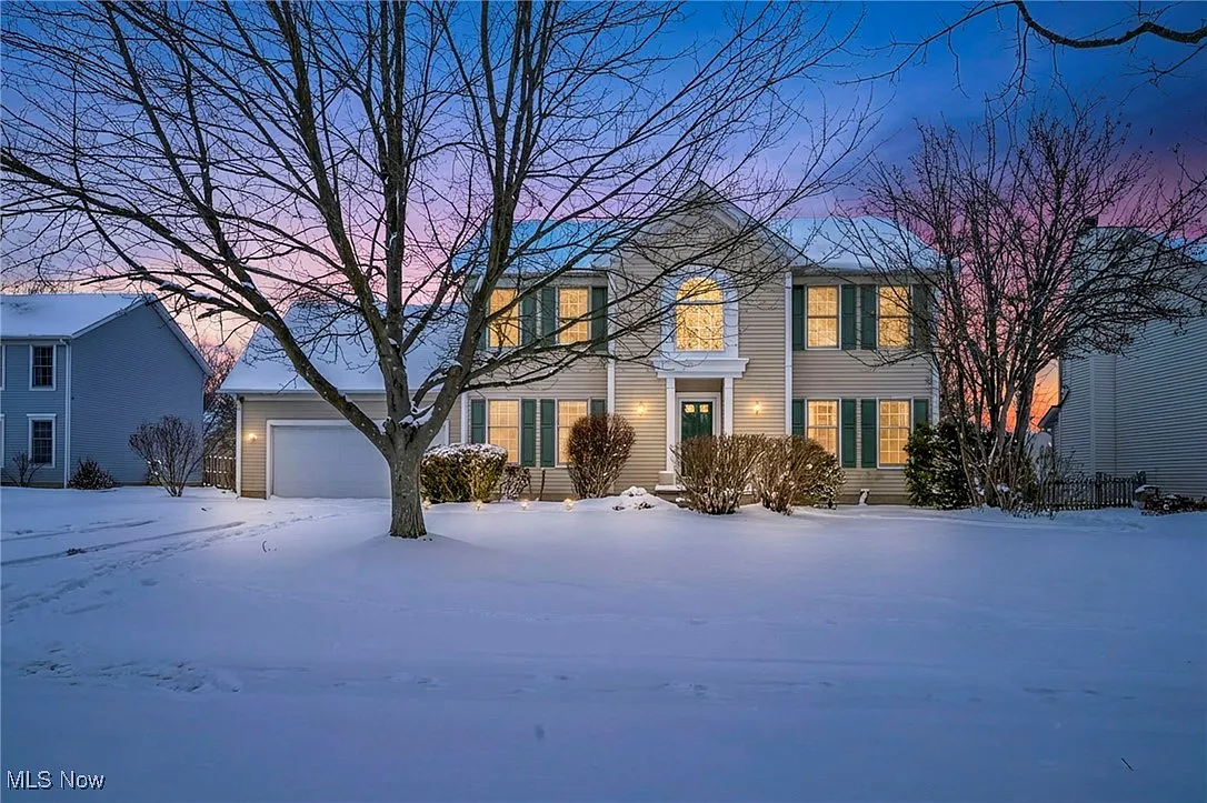 221 Newfield Cir photo 1