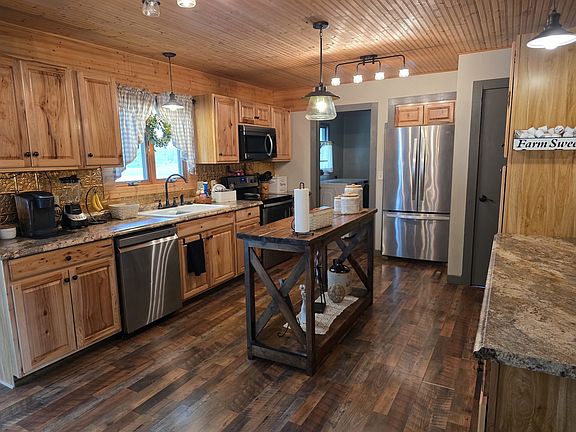3rd image of 304 Tree Ln