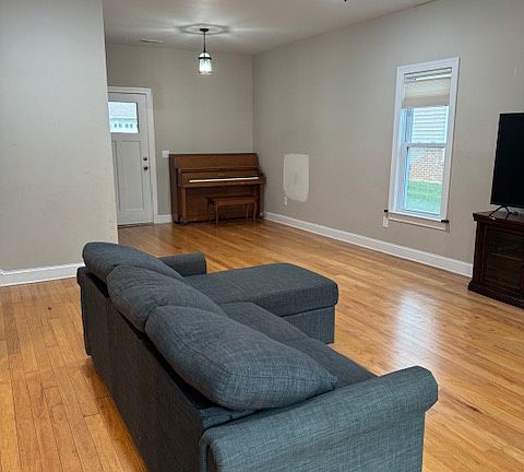 3rd image of 904 Kentwood Dr
