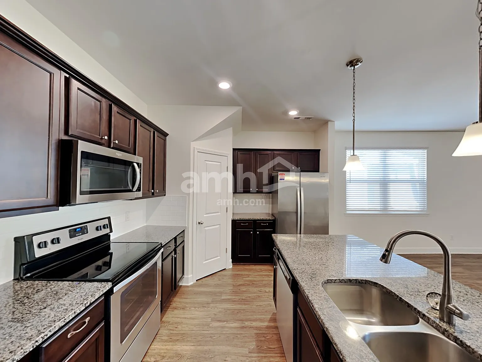 4 bed, 2.5 bath, 2204 sqft, $2,485 — Photo 4