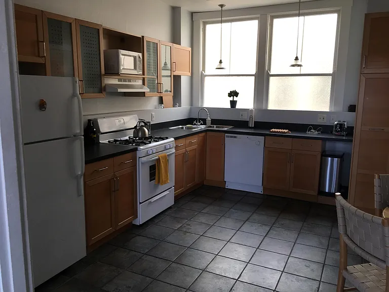 109 E 12th St #D — Photo 8